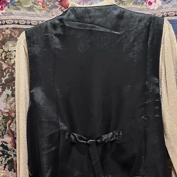 Elegant sequence vest with gold turtleneck - Picture 4 of 4